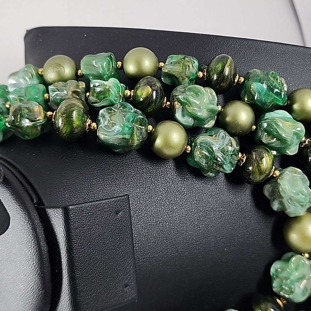 Vintage Elegant Green Beaded Necklace - Picture 4 of 9
